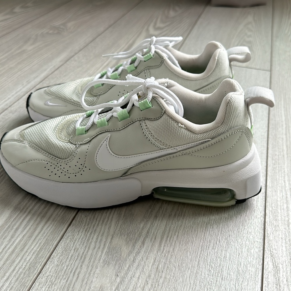 Nike Women’s white and light green shoes size 8.5